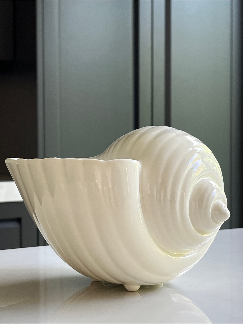 Wedgwood Etruria Barlaston Large Cream Conch Shell Vase Footed Sculpture.